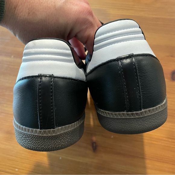 Men’s Adidas Classic Black/White Sambas - Men’s 10.5 - Picture 5 of 8